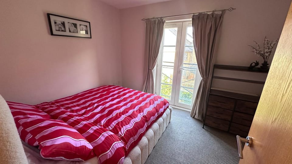Modern 1 bed flat with parking by Bluewater shopping mall Apartment in Dartford