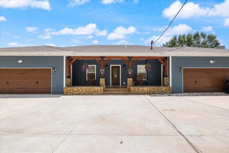 Property building, Facade/entrance, Day