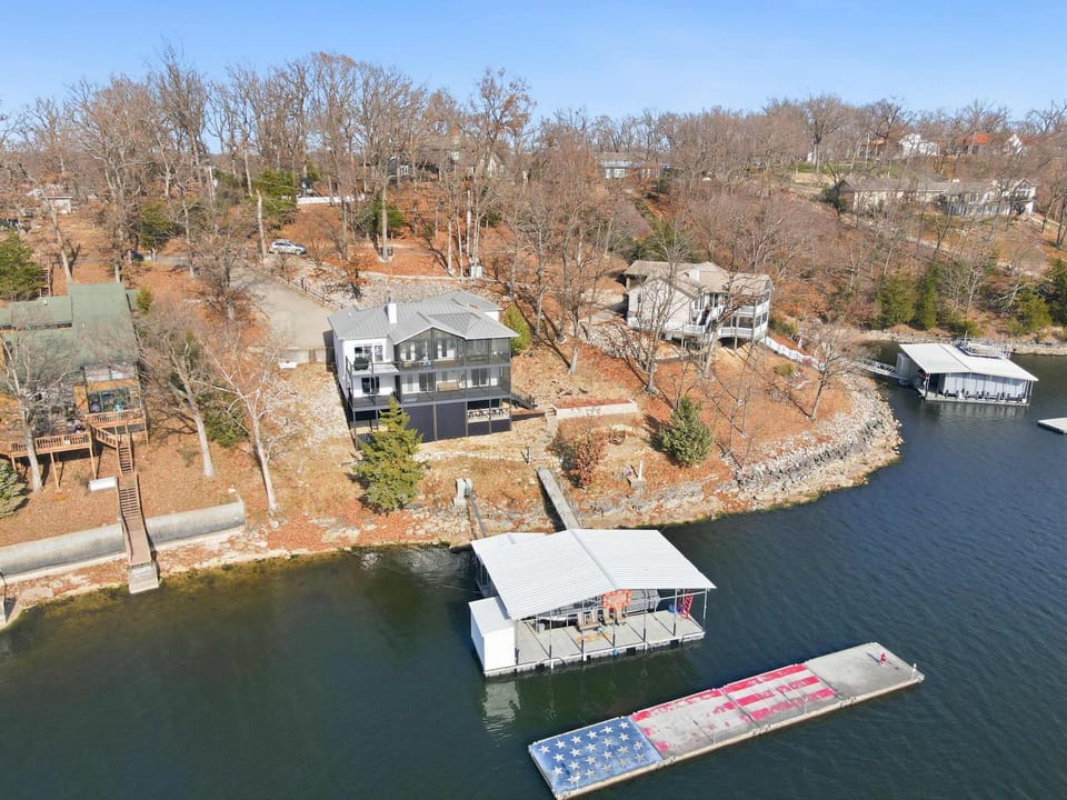 Property building, Day, Natural landscape, Bird's eye view, Lake view