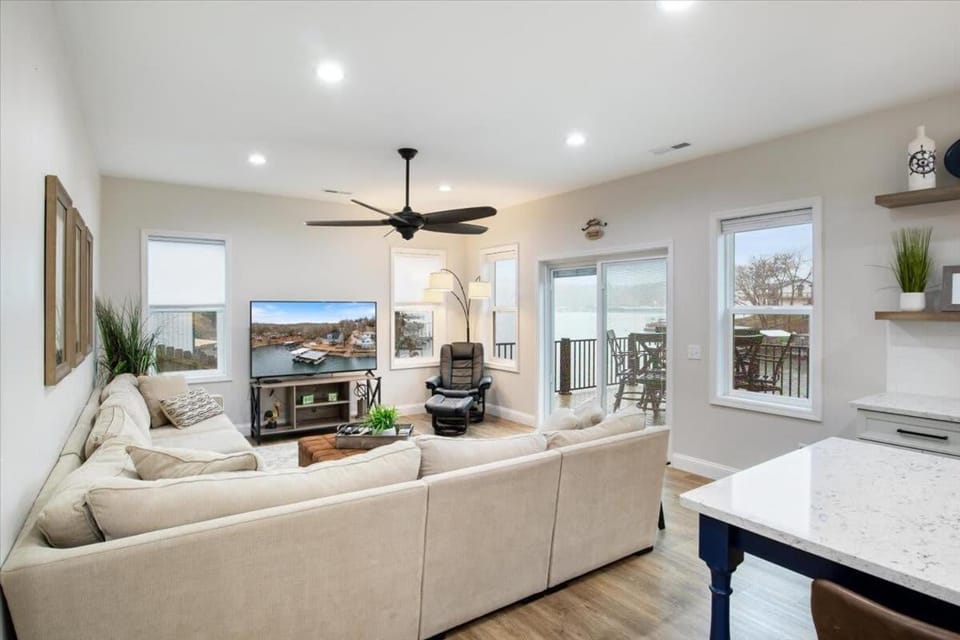 TV and multimedia, Living room, Seating area, Dining area