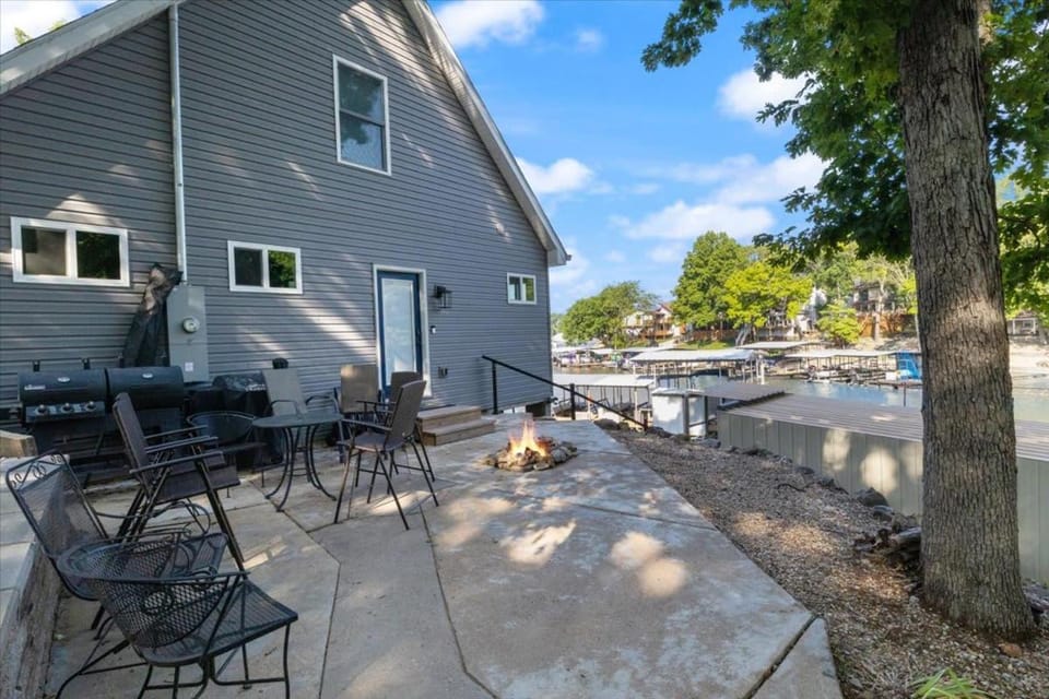 Property building, Nearby landmark, Day, Activities, Dining area