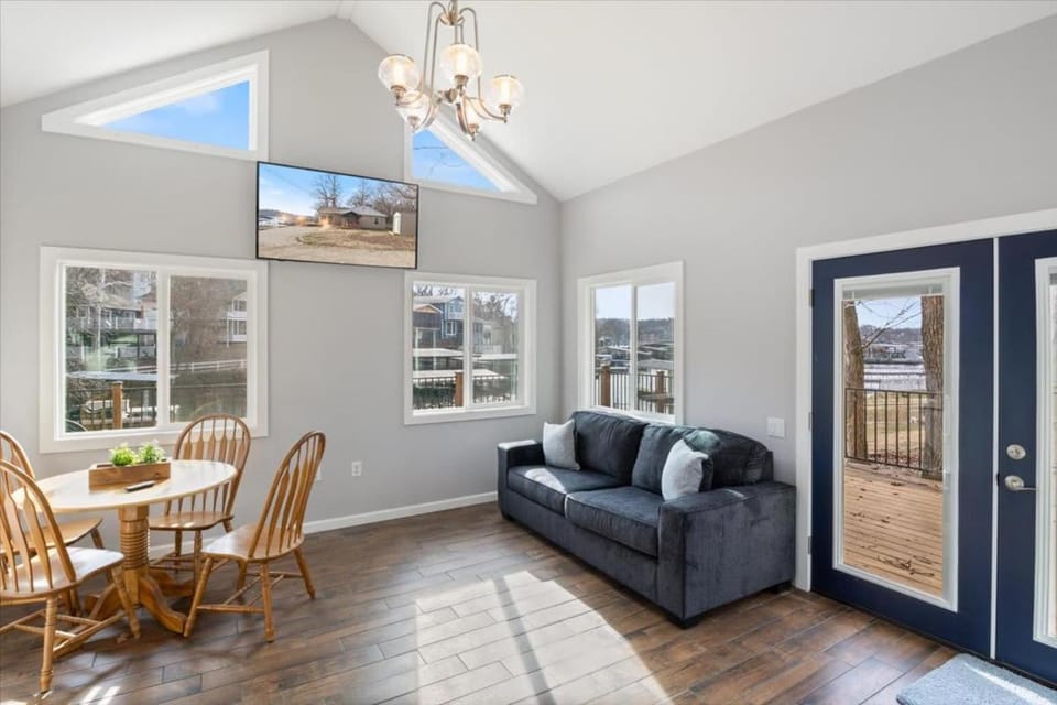 TV and multimedia, Living room, Seating area, Dining area