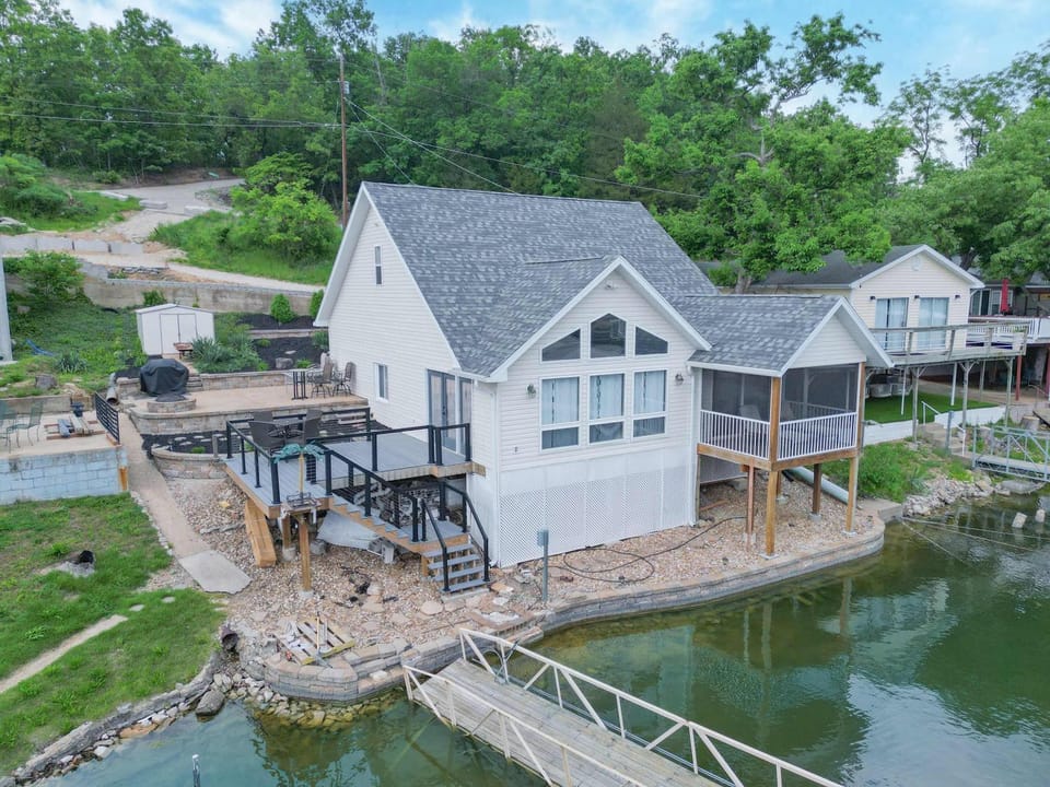 Property building, Day, Natural landscape, Bird's eye view, Lake view