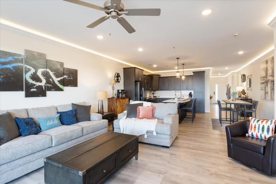 Kitchen or kitchenette, Living room, Seating area, Dining area