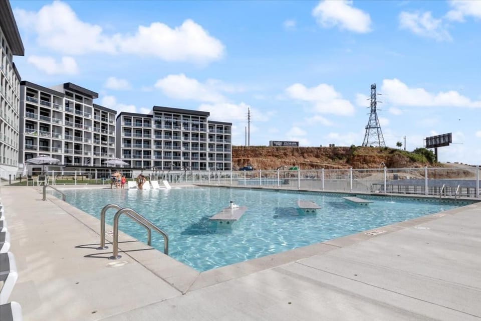 Property building, Day, Swimming pool, sunbed