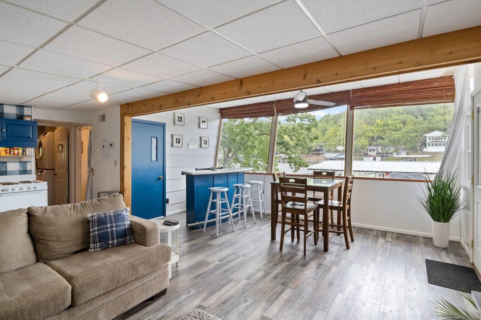 Kitchen or kitchenette, Living room, Seating area, Dining area