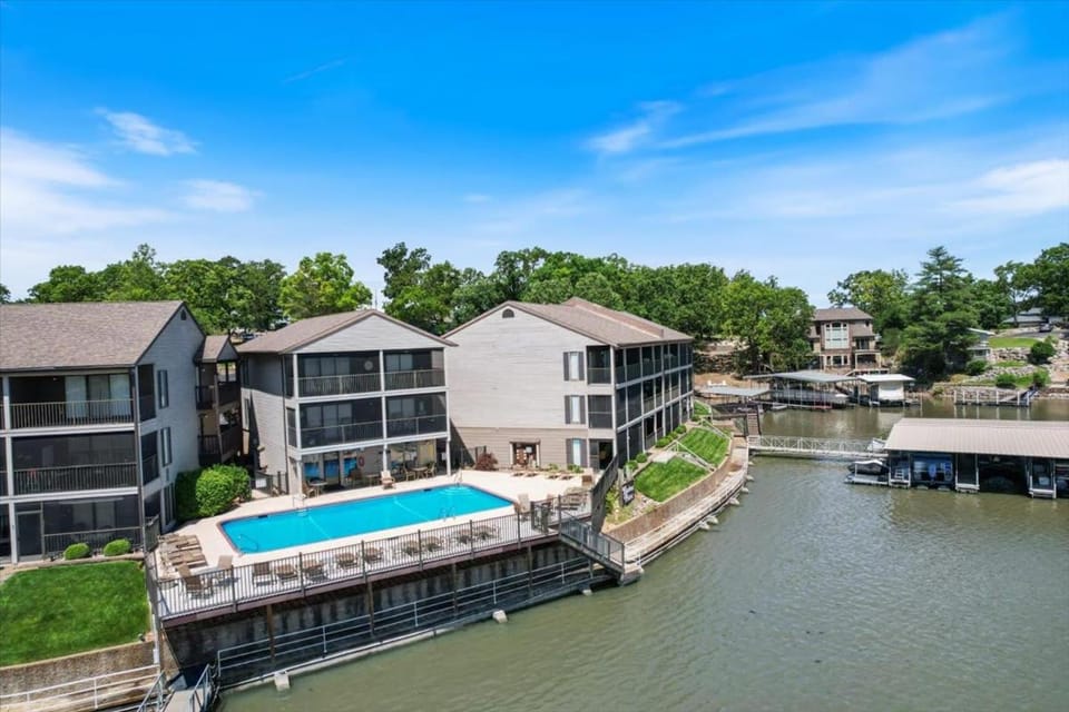 Property building, Day, Natural landscape, Bird's eye view, Pool view, Swimming pool