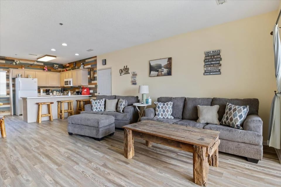 Kitchen or kitchenette, Living room, Seating area, stove