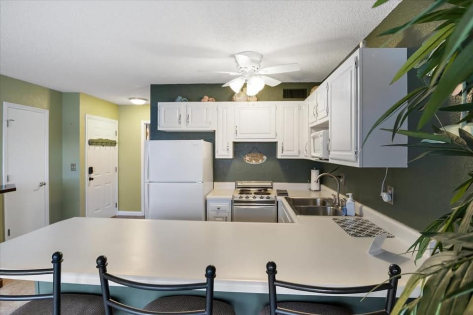 Kitchen or kitchenette, Seating area, Dining area, stove