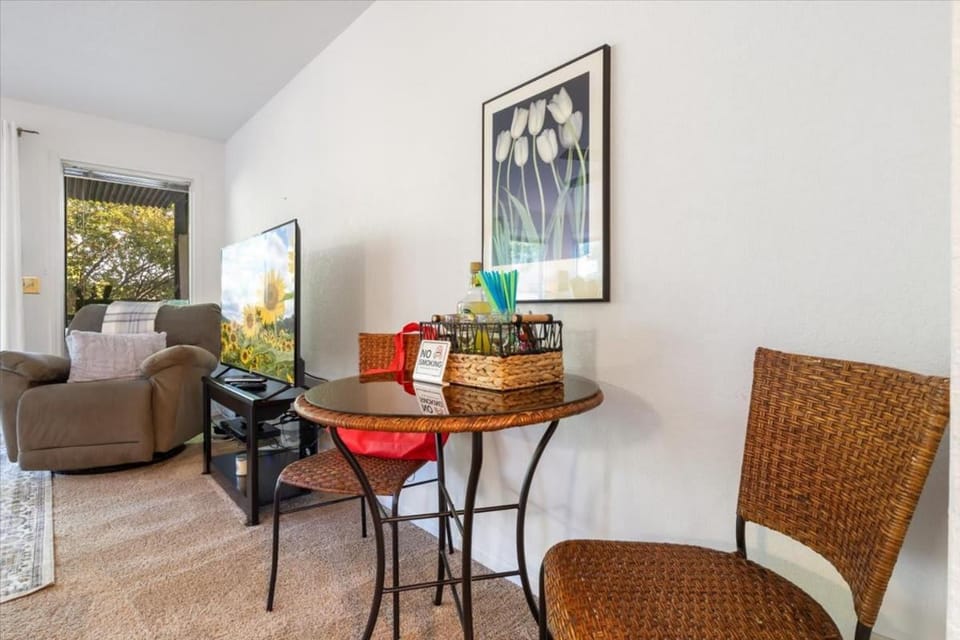 TV and multimedia, Seating area, Dining area