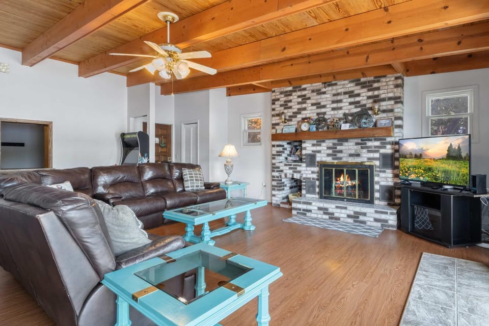 TV and multimedia, Living room, Seating area, fireplace