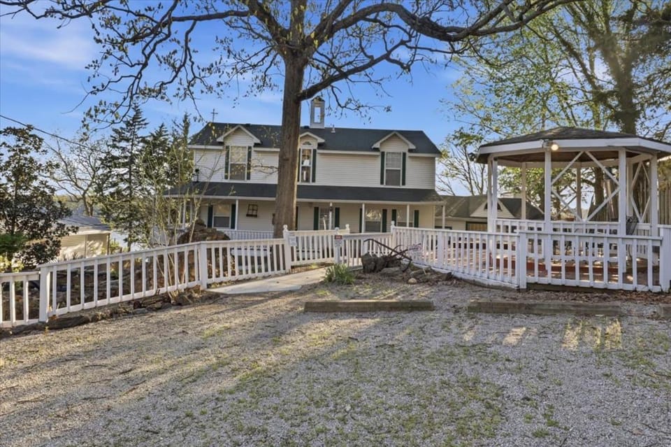 Property building, Day