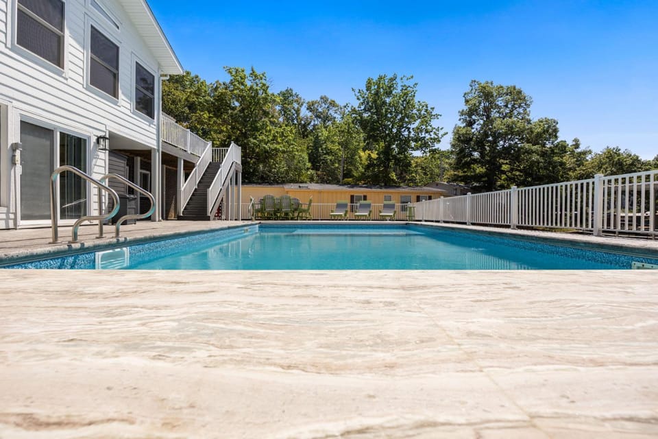 Property building, Day, Pool view, Swimming pool, sunbed