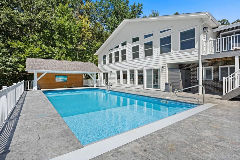 Property building, Day, Swimming pool