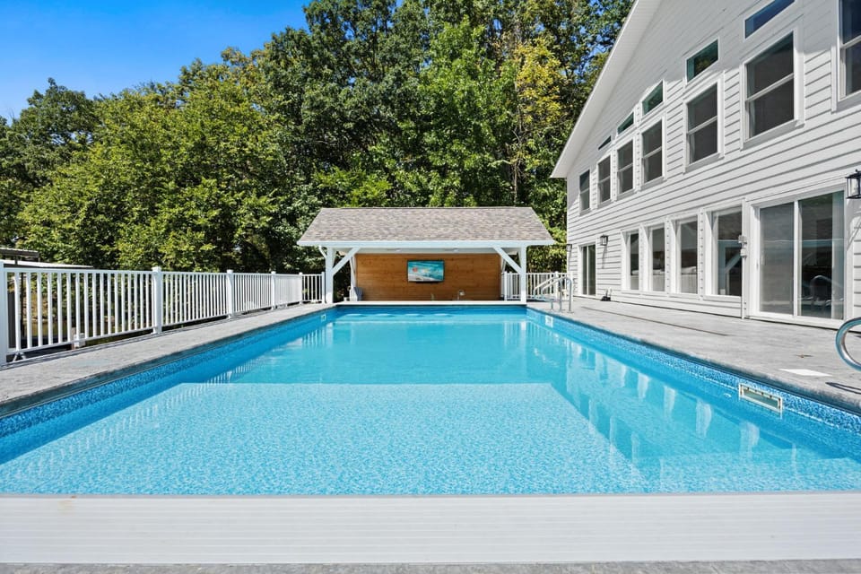 Property building, Day, Swimming pool, sunbed