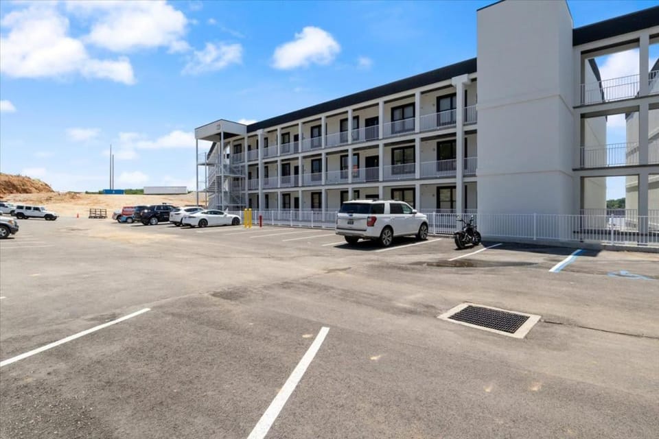 Property building, Facade/entrance, Day, Location, Parking