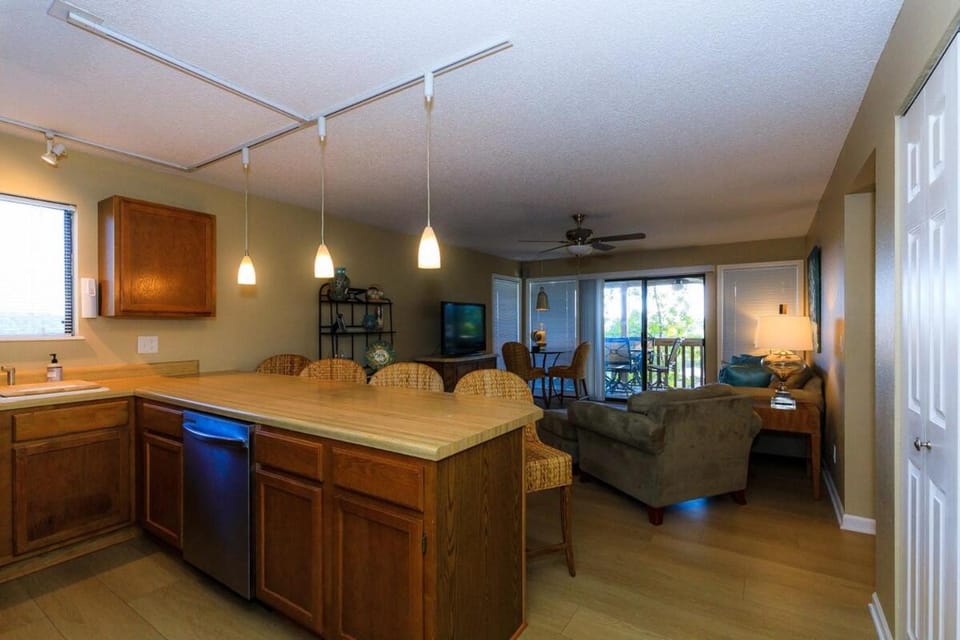 Kitchen or kitchenette, Living room, Seating area, Dining area