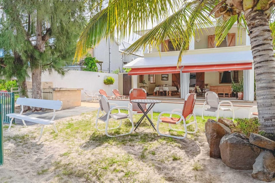 Property building, Patio, Day, Garden, sunbed