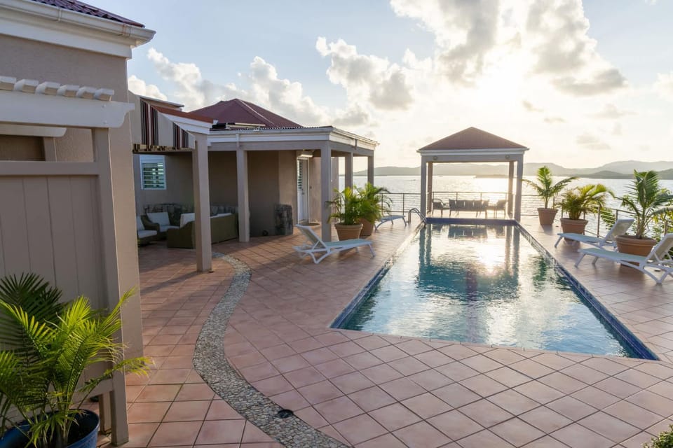 Cliffside Private Luxury Pool Estate Villa in Virgin Islands (U.S.)