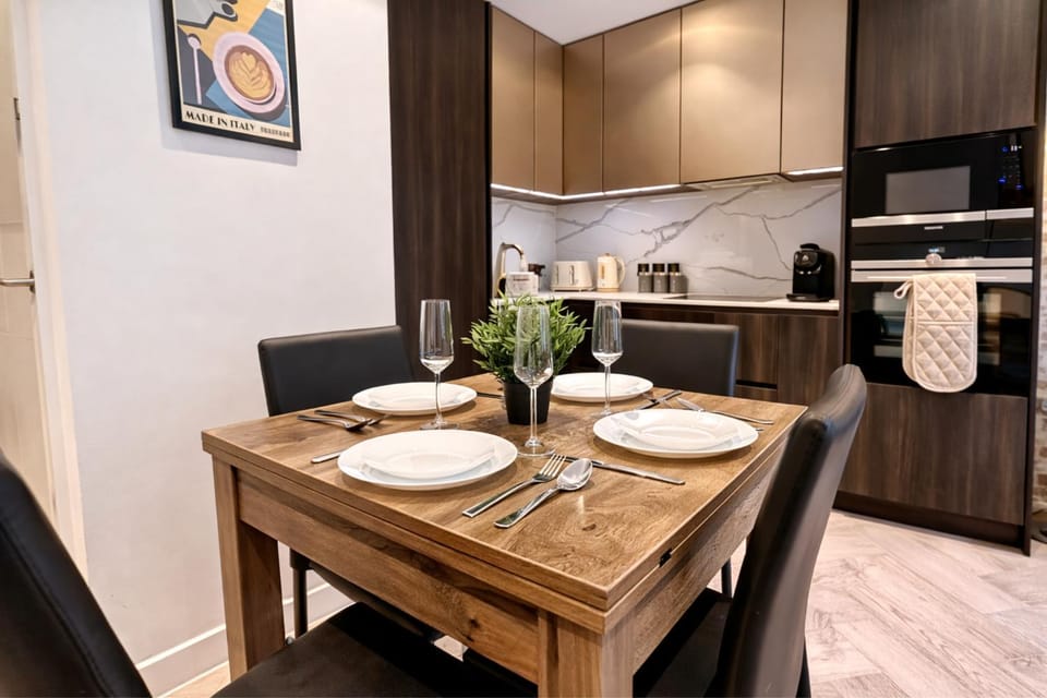 Coffee/tea facilities, Kitchen or kitchenette, Seating area, Dining area, dishwasher, heating, microwave, oven, stove, toaster, kitchen