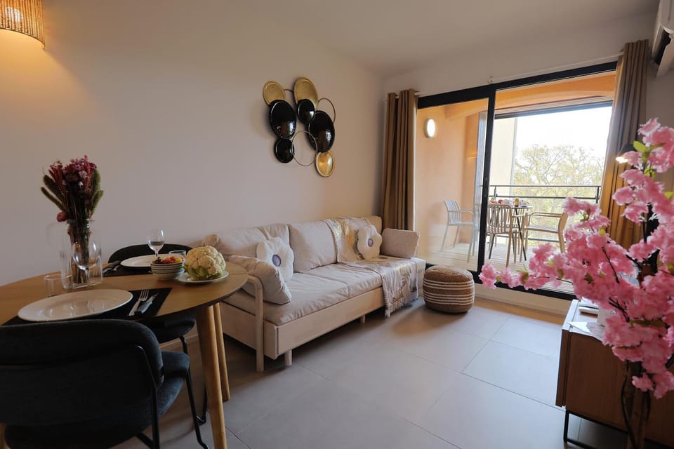 TV and multimedia, Balcony/Terrace, Living room, Dining area, air conditioner