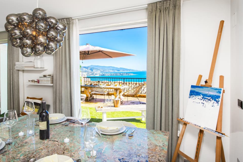 Communal lounge/ TV room, Living room, Dining area, Sea view