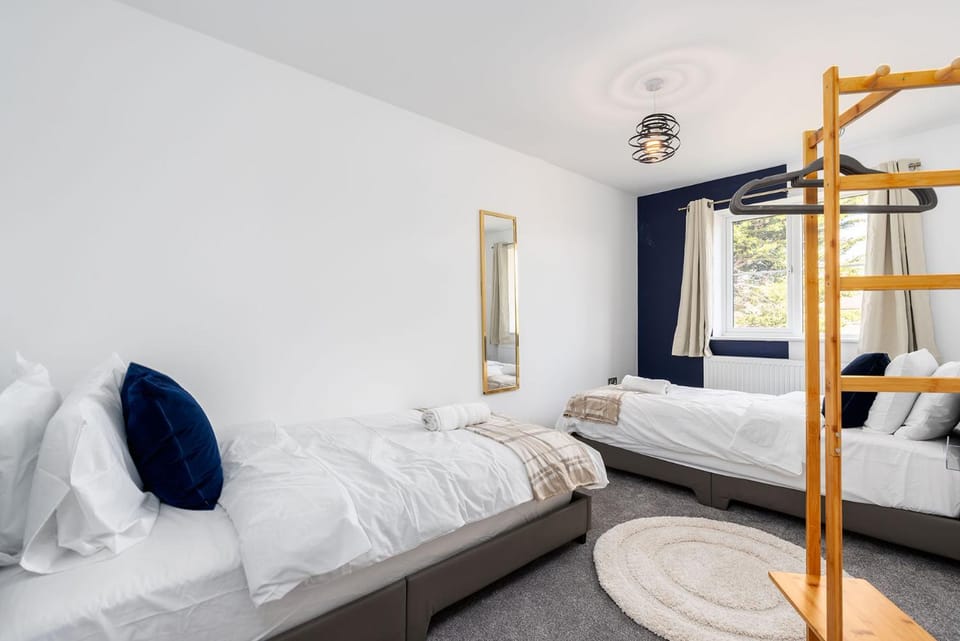 Bed, Photo of the whole room, Bedroom, towels