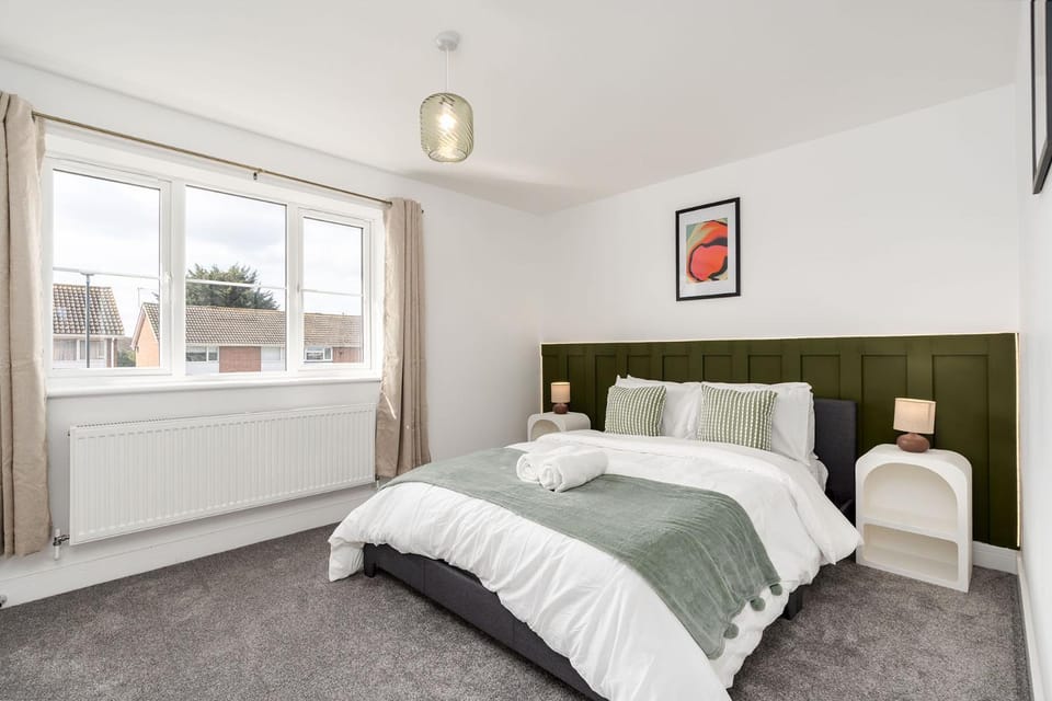 Bed, Photo of the whole room, Bedroom, towels