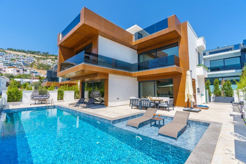 Day, Pool view