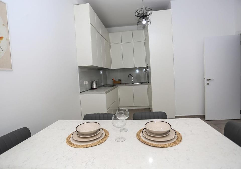 Kitchen or kitchenette, minibar, stove