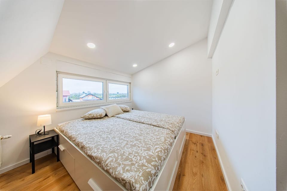 Kitchen or kitchenette, Dining area, oven, pet friendly, stove