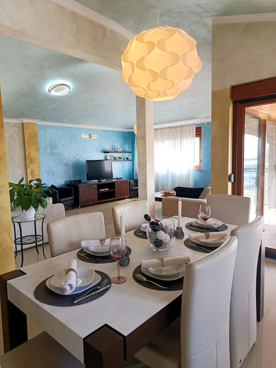 Living room, Seating area, Dining area