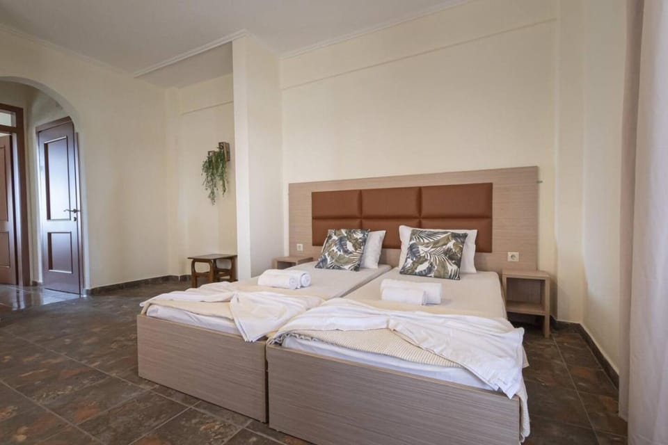 Photo of the whole room, Bedroom, towels