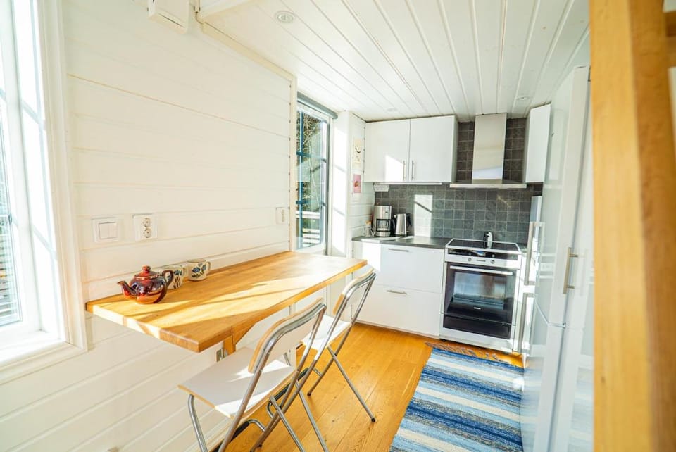 Kitchen or kitchenette, Dining area, oven, stove