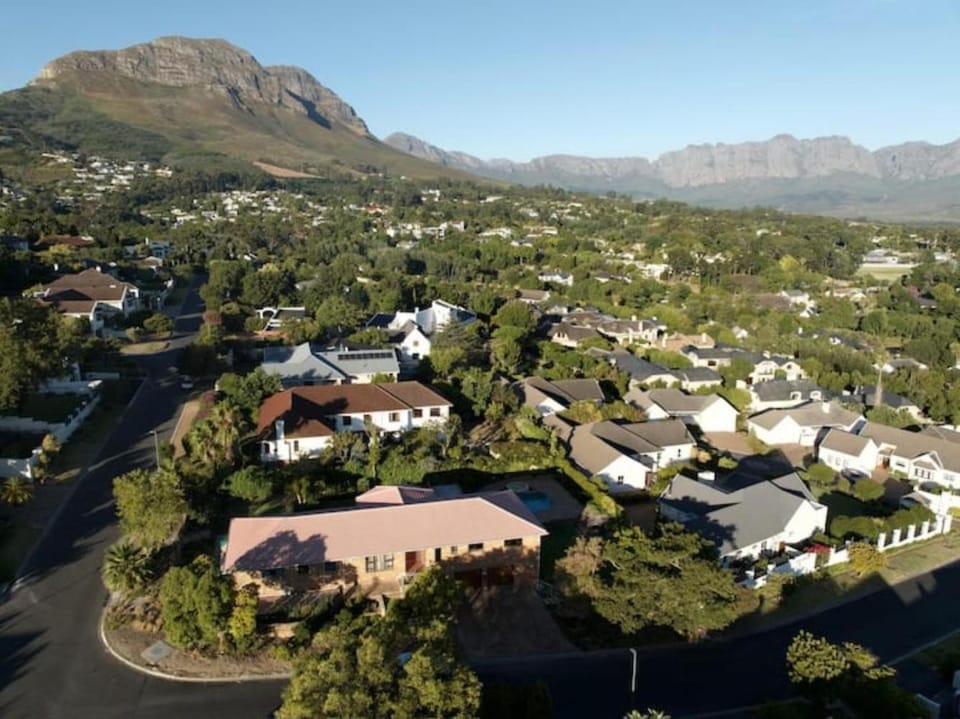 Property building, Day, Neighbourhood, Natural landscape, Bird's eye view, Mountain view, Location