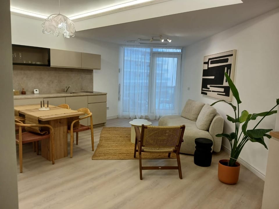 Marina 2 White Titanic Apartment in Constanța County