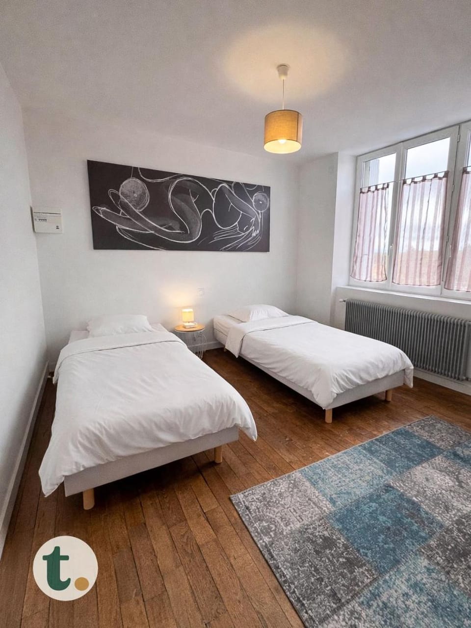 Photo of the whole room, Bedroom