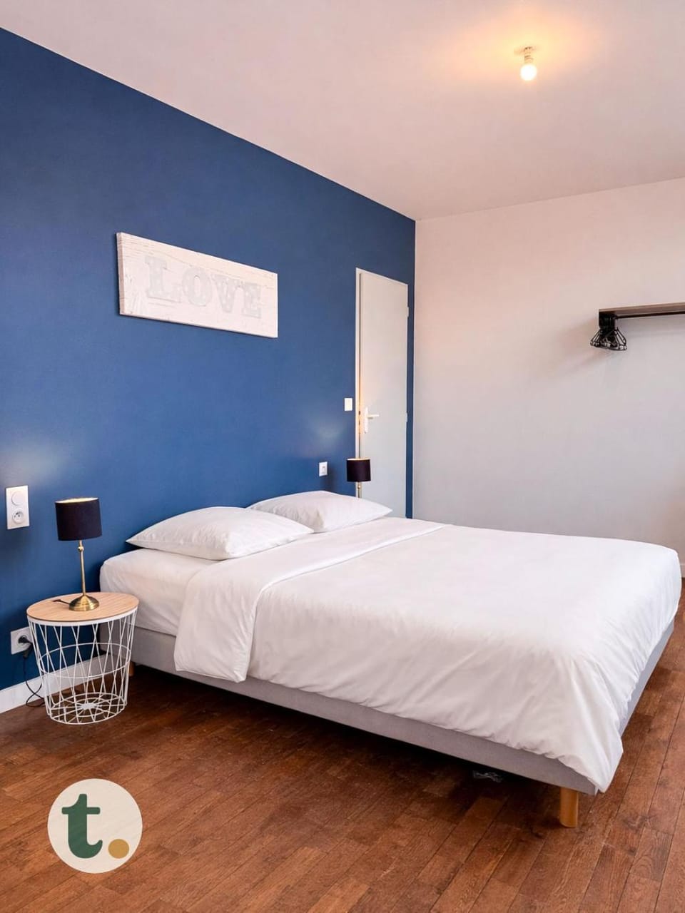 Photo of the whole room, Bedroom
