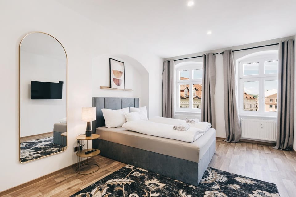 Bed, TV and multimedia, Photo of the whole room, Bedroom