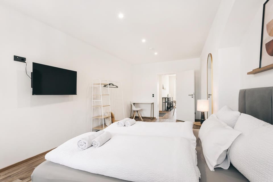 Bed, TV and multimedia, Photo of the whole room, Seating area, Bedroom
