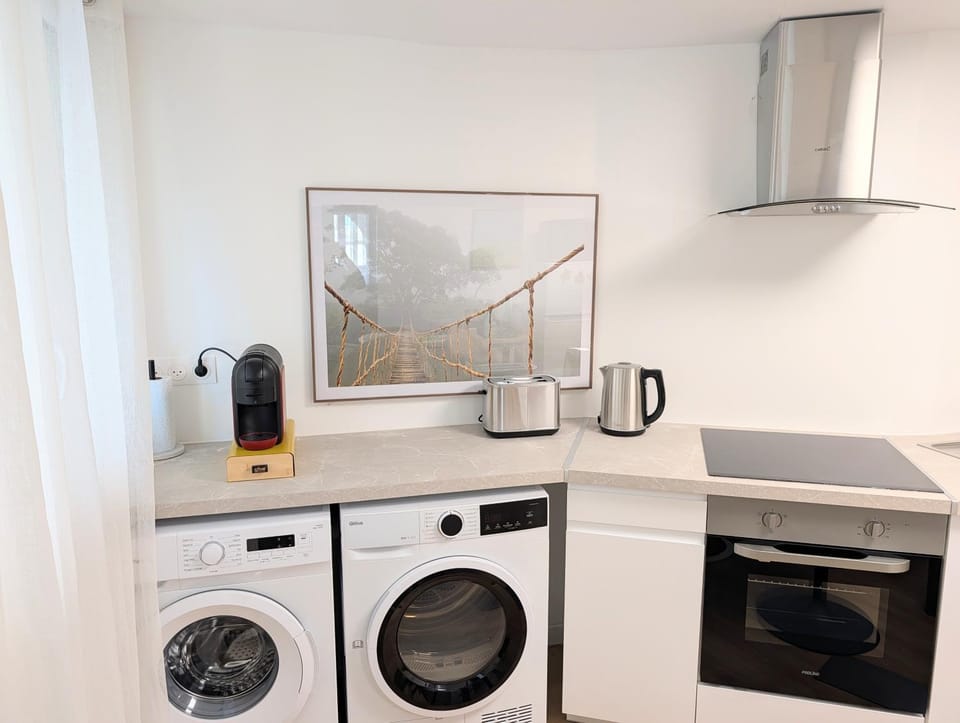 Coffee/tea facilities, Kitchen or kitchenette, toaster, washing machine, dryer