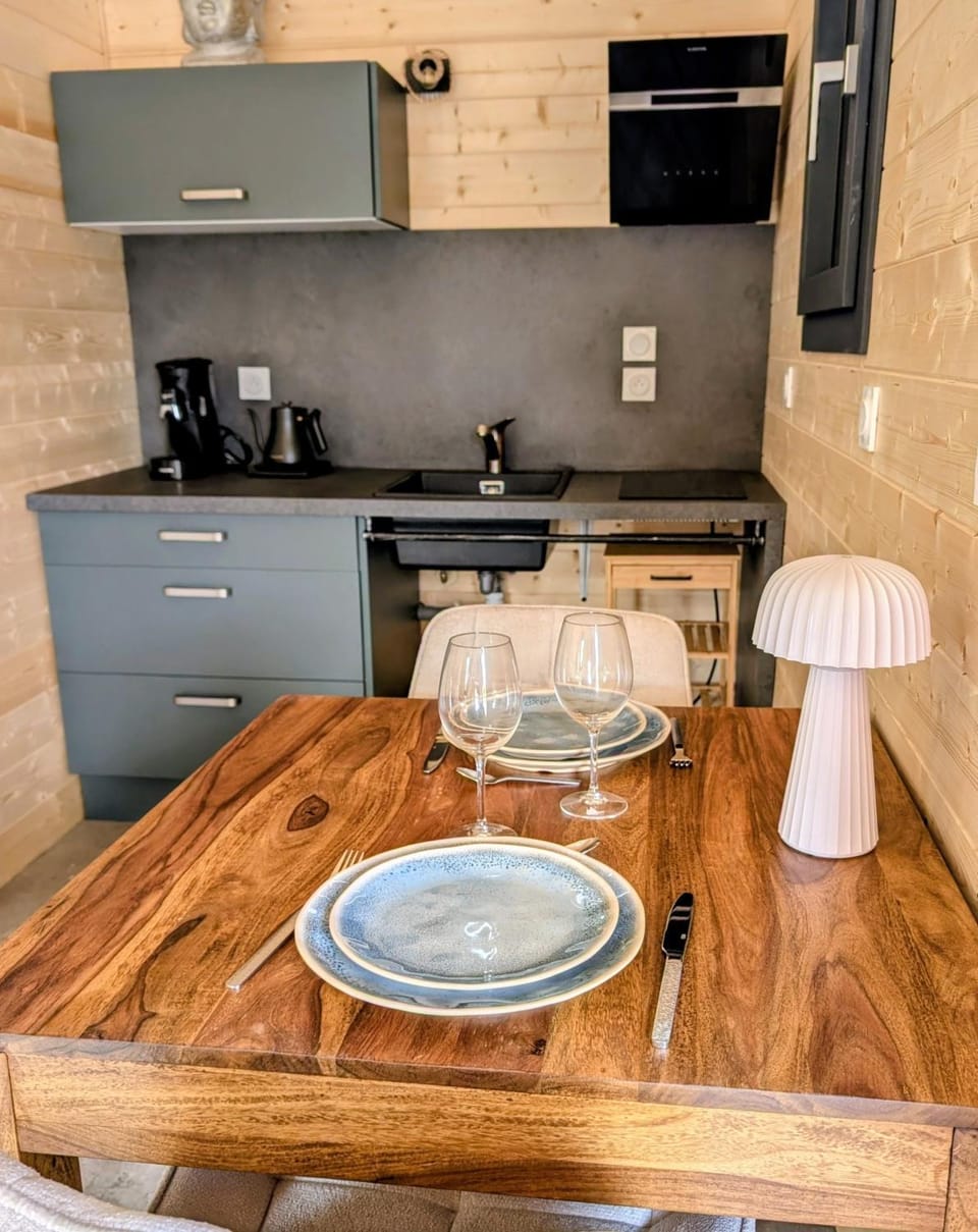 Coffee/tea facilities, Kitchen or kitchenette, Dining area, stove