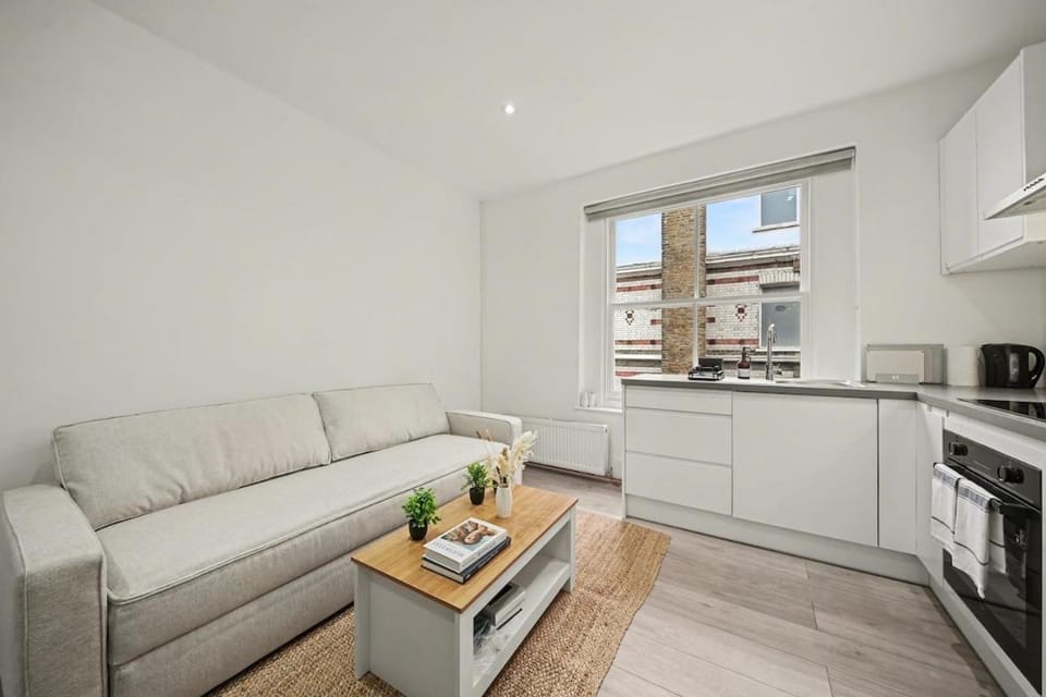 Chic Designer 2BR Flat on Iconic Abbey Road Apartment in City of Westminster