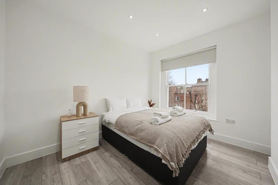 Chic Designer 2BR Flat on Iconic Abbey Road Apartment in City of Westminster