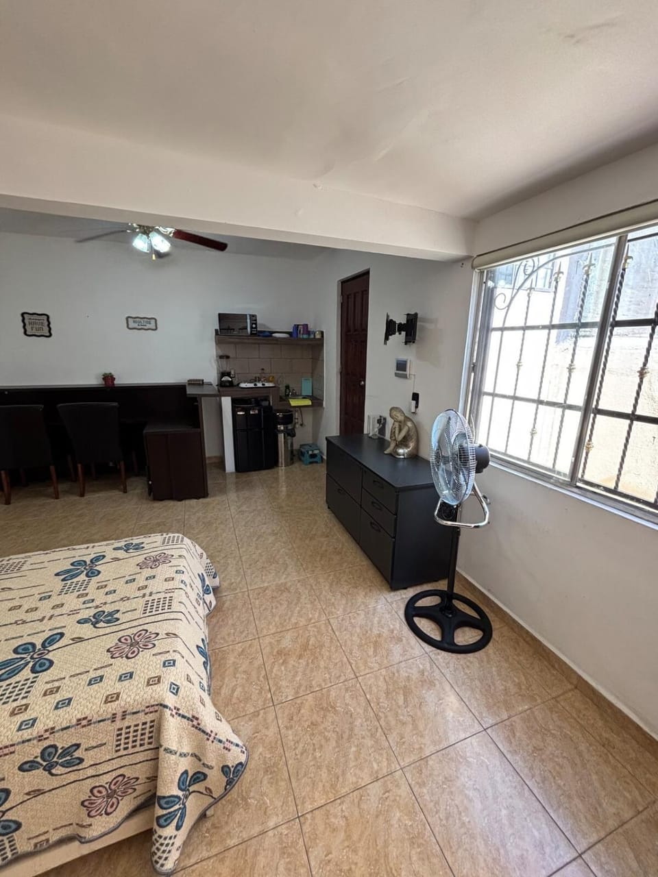 TV and multimedia, Seating area, Dining area, Bedroom