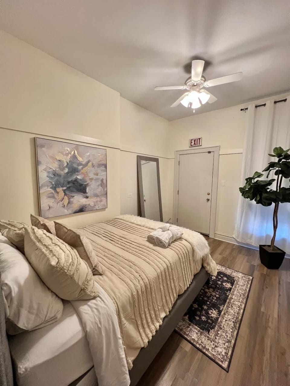 Elegant 3BR River North Escape l Free Parking Apartment in River North