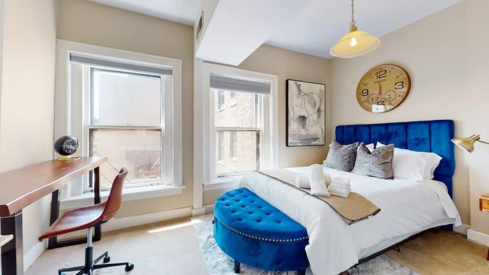 Dearborn Duplex l Sleeps 10 l Free Parking House in River North
