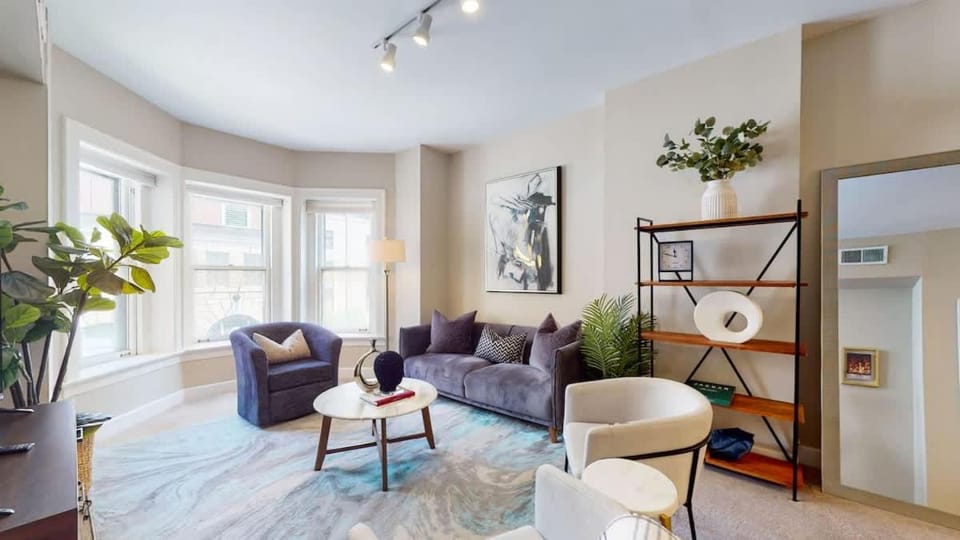 Dearborn Duplex l Sleeps 10 l Free Parking House in River North