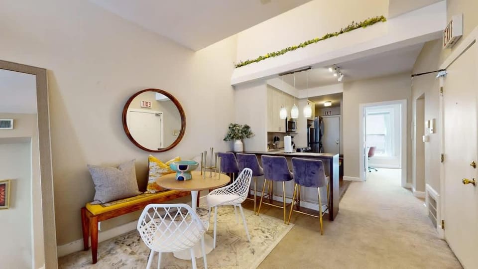Dearborn Duplex l Sleeps 10 l Free Parking House in River North