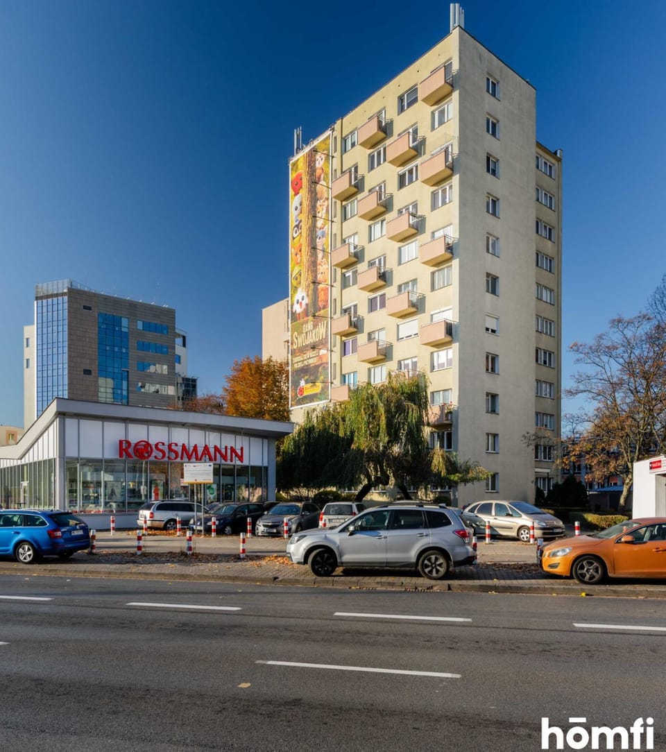 Property building, Day, Neighbourhood, Location